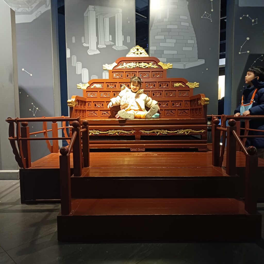 임금님 의자에 앉아보는 딸