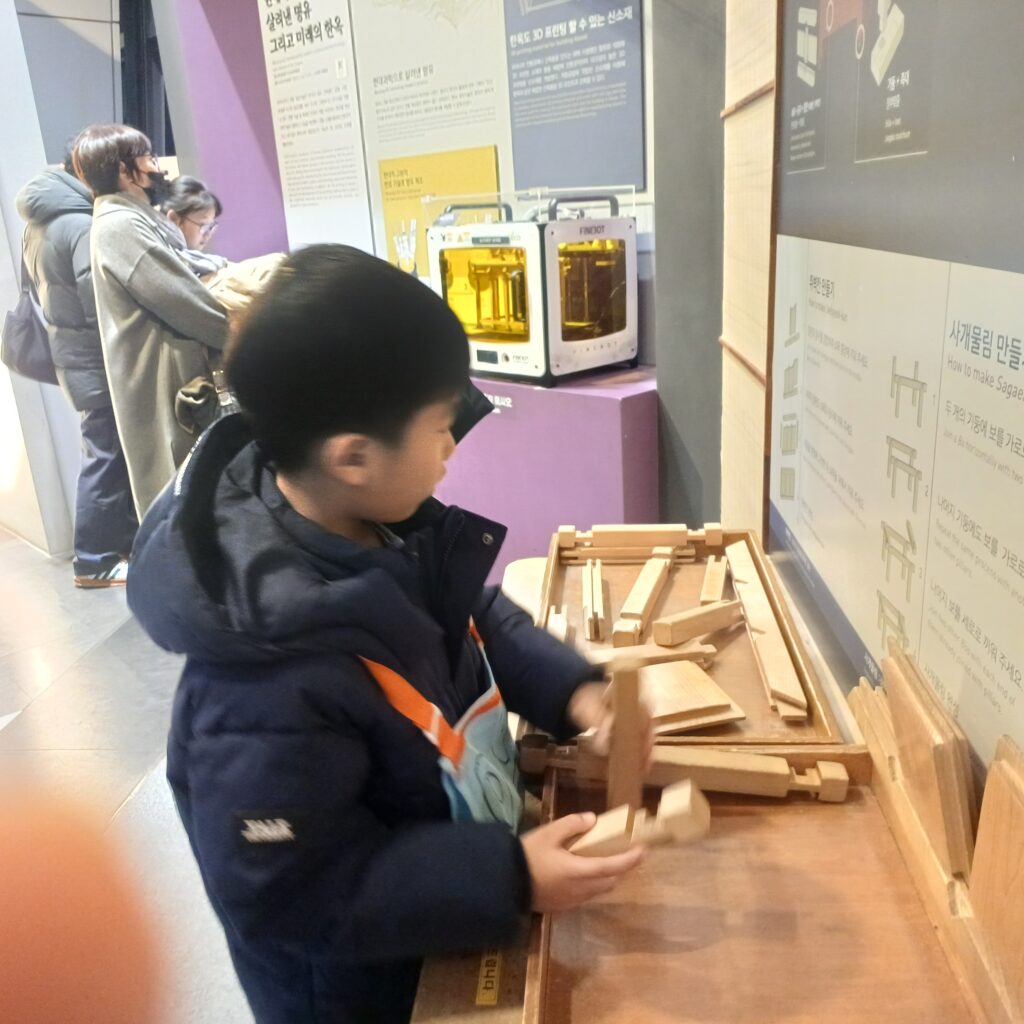 나무조각 조립하는 첫째 아들