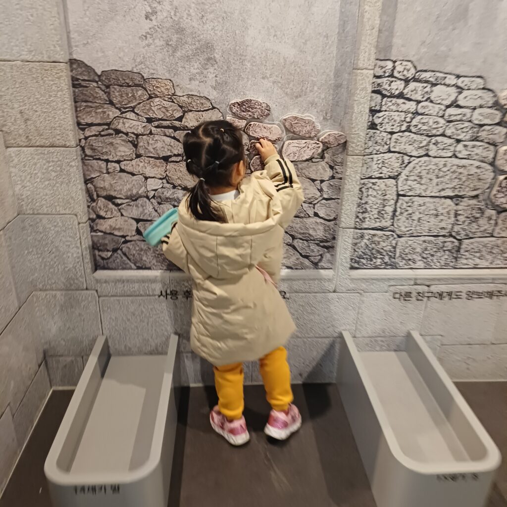 모양대로 자석 벽돌을 붙이는 딸