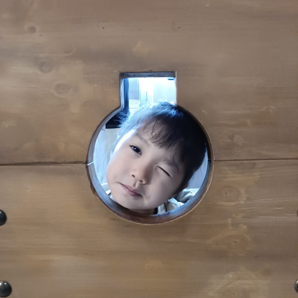 거북선 포구에 얼굴을 내민 둘째 딸