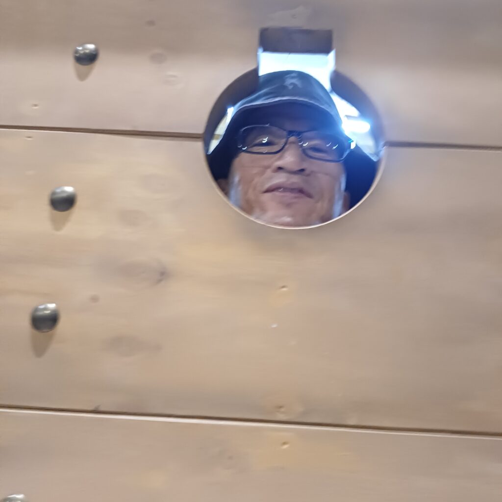 5살 둘째 딸이 찍어준 거북선 포구에 내민 내 얼굴