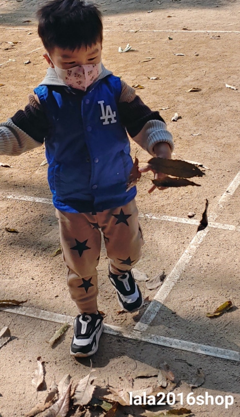 낙엽 줍는 아들