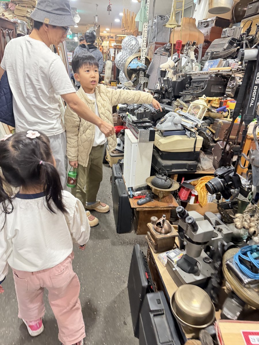 물건을 구경하는 아이들