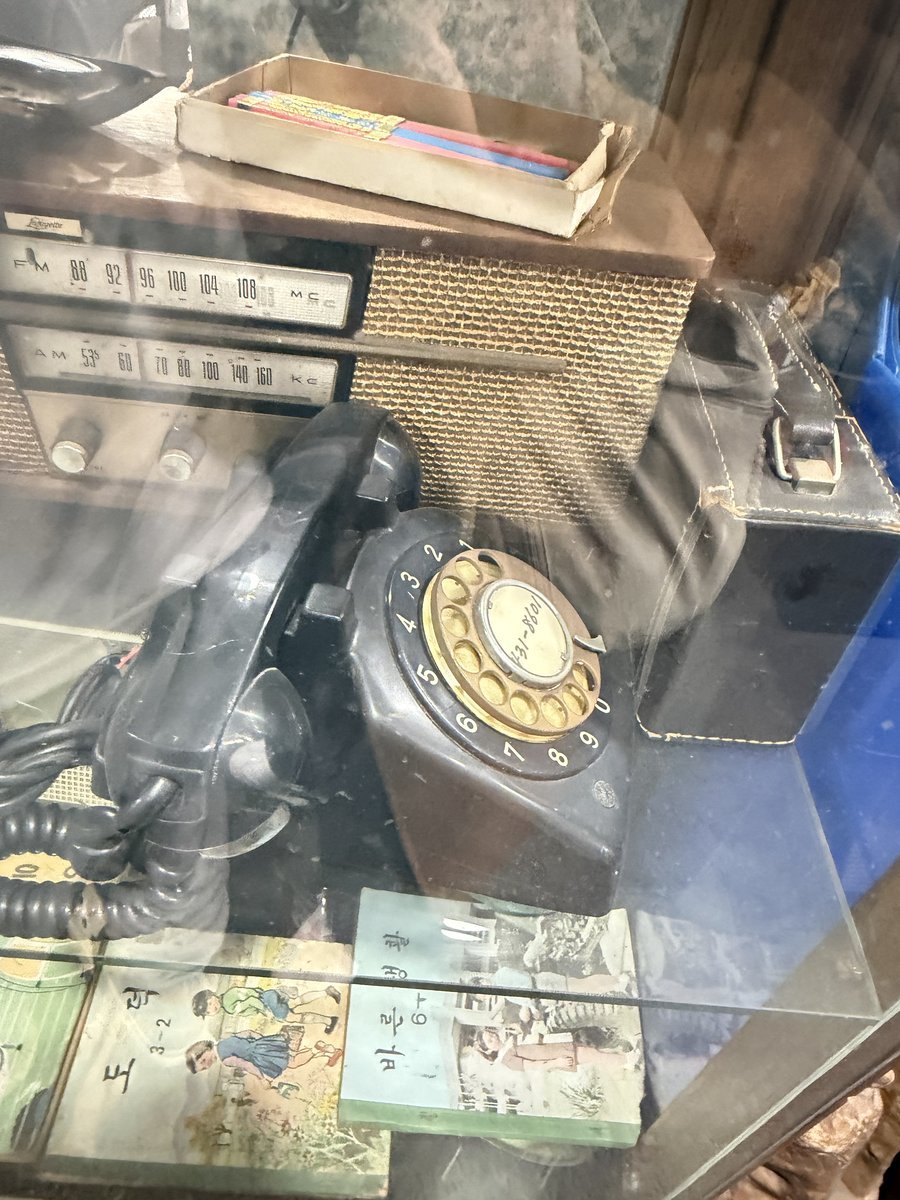 다이얼 전화기와 라디오