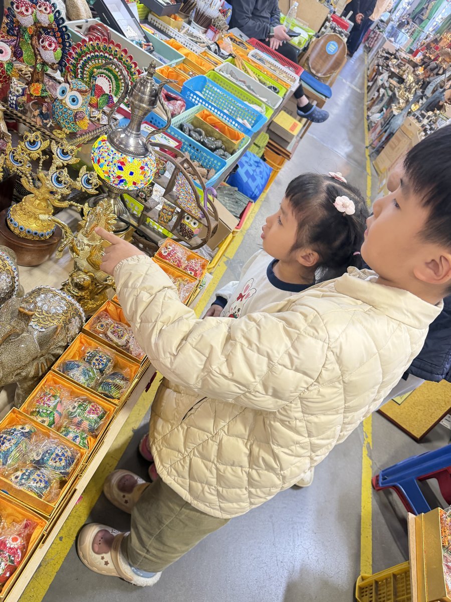 색색의 물건을 구경하는 남매