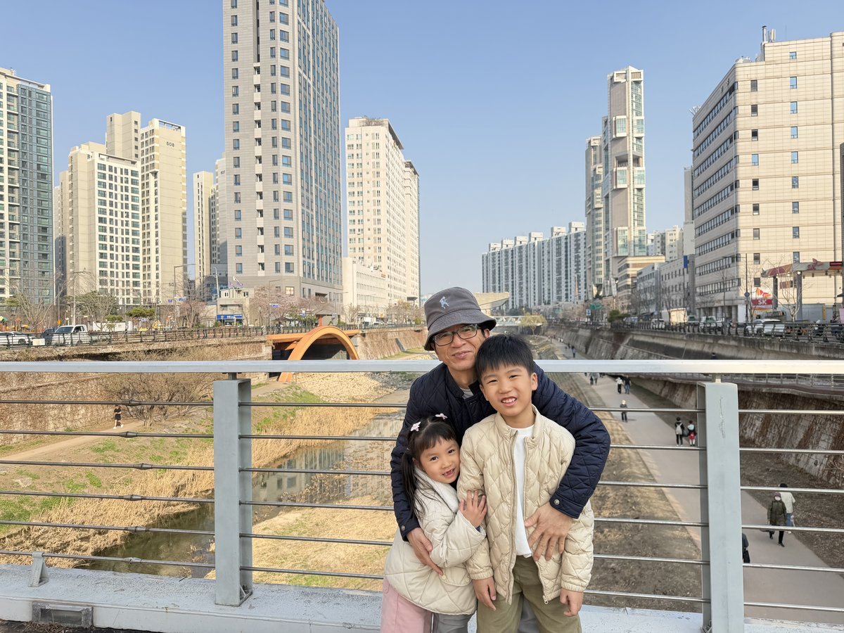 청계천 다리 위 가족