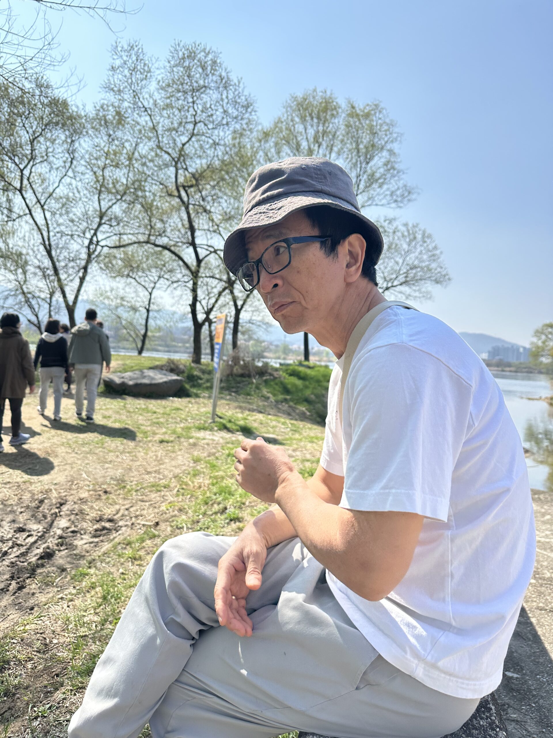 갈산공원 둑에 앉아있는 늦깎이 아빠